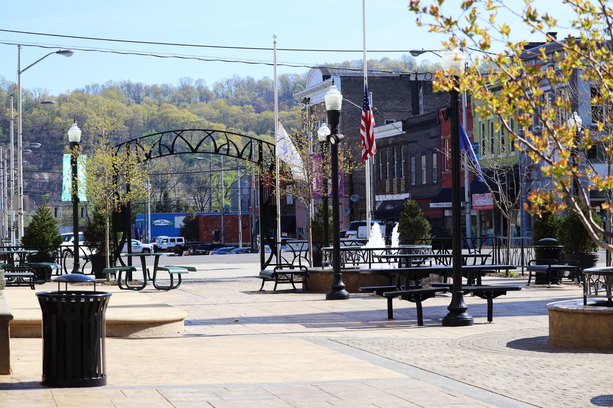 Ashland_KY's tweet photo. Spring is here, and our city is blooming right before our eyes! How beautiful does our downtown look?! Only 23 more days until First Friday kicks off events season!! #AshlandKY #CreatewithusAKY #VisitAKY https://t.co/ncJUggwf5f