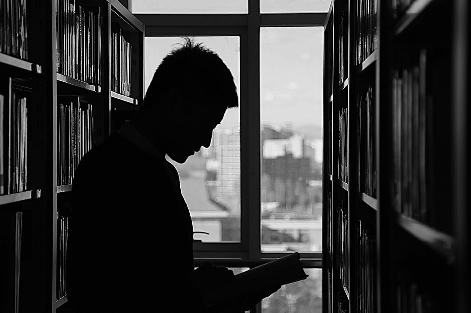 RAEinforma's tweet photo. Consultas de la semana | ¿Los libros se ojean o se hojean?

Las dos opciones son posibles. Se usará «ojear» para indicar simplemente que se le echa una mirada rápida al libro y «hojear» para indicar que se pasan rápidamente sus hojas, sin leerlas con detenimiento. https://t.co/8JA34c2Gmv