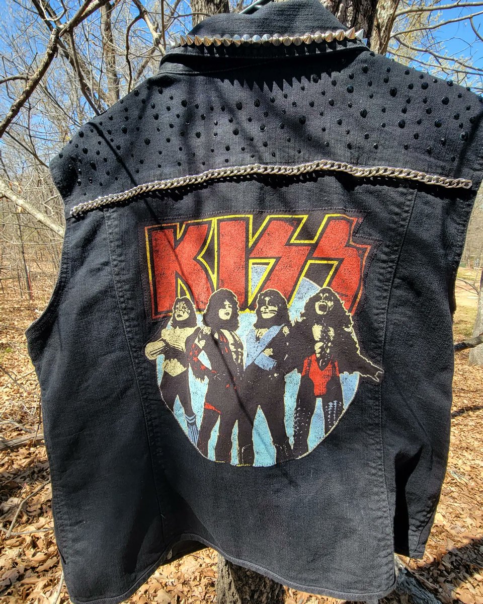 altrn8v_'s tweet photo. KISS Custom Denim Vest- Size women's XL/Men's L.
•
Highest bid at: $55
•
(Place bids in comments) https://t.co/JxEHI73xdB