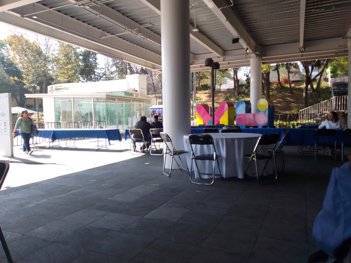 gogyred's tweet photo. Saben cuál es el motivo por el cual en la  @AlcaldiaMHmx niegan el acceso al estacionamiento argumentando que solo hay lugar para quienes van a sacar el pasaporte porqué está lleno por la feria que se realiza los miércoles, yo veo todo vacío... #haydiscriminacion https://t.co/dkplKEFwTn