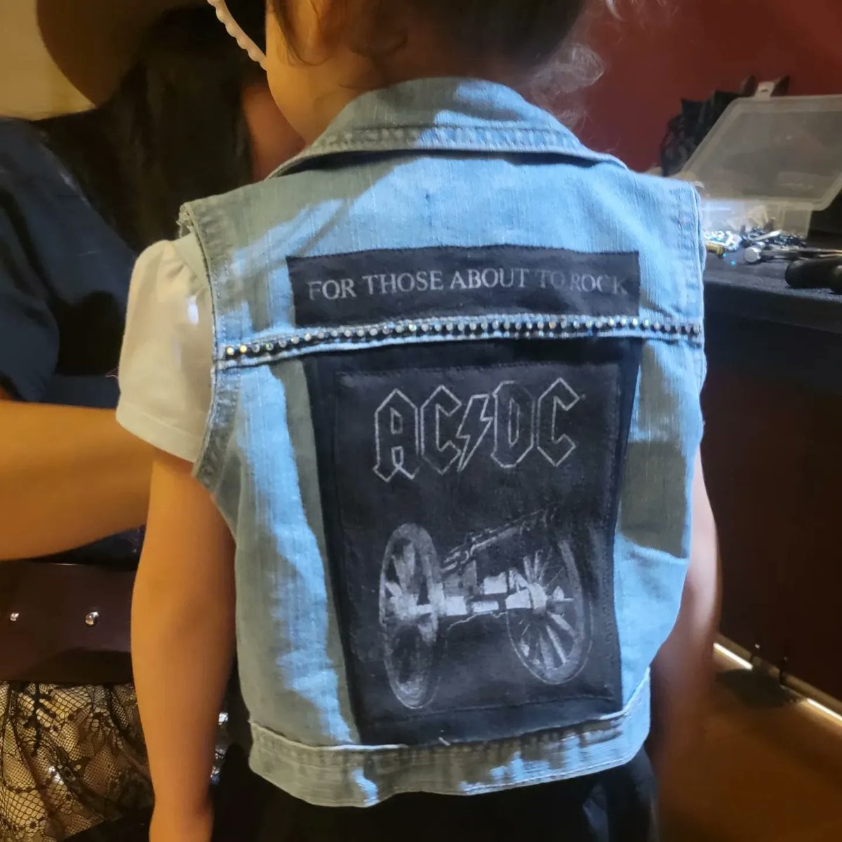 altrn8v_'s tweet photo. Toddler Custom AC/DC vest- Size 4T/5T
•
Highest bid at: $40
•
(Place bids in comments) https://t.co/qCGtq9nUmJ