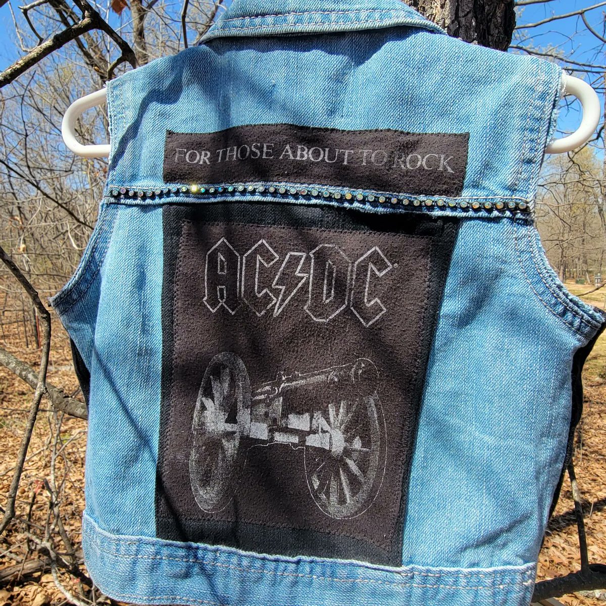 altrn8v_'s tweet photo. Toddler Custom AC/DC vest- Size 4T/5T
•
Highest bid at: $40
•
(Place bids in comments) https://t.co/qCGtq9nUmJ