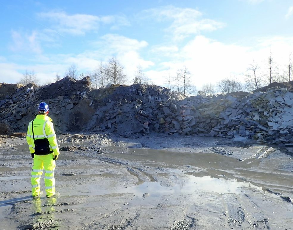 EMRegIndEA's tweet photo. Well that's spring showers for you! Raining one minute - sunny the next, at least here at #HullandWard in #Derbyshire🌦️ Checking that the operator is complying with their #EnvironmentalPermit👍🏿 #LandQuality #Waste #RegulatingIndustry https://t.co/w2oXnAsihE