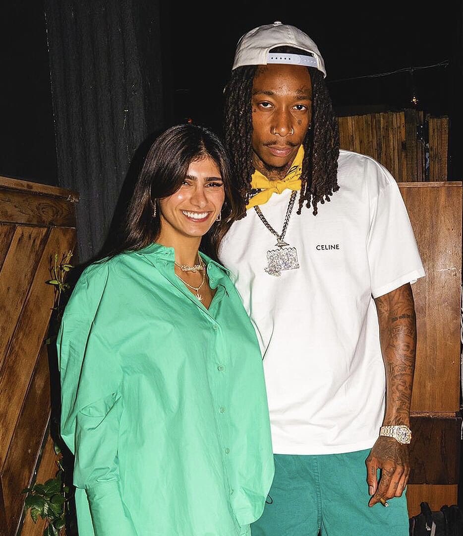 Mia Xalifa yigiti bilan hammomda va xonada minut oynaydi