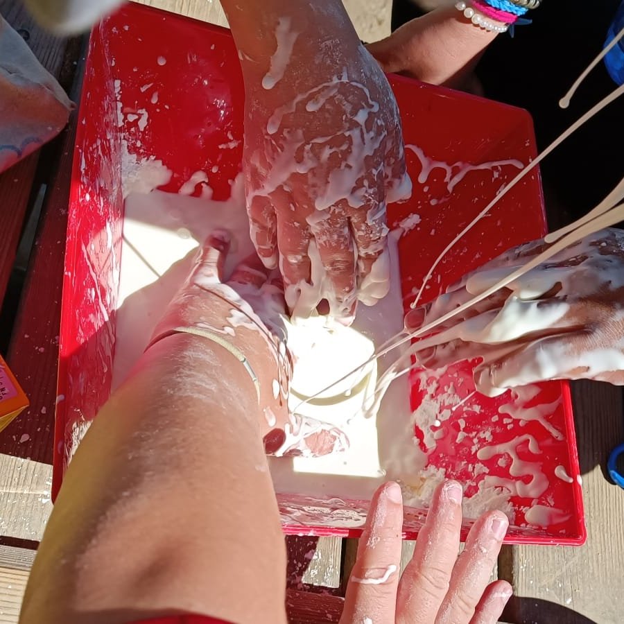 escolaelshorts's tweet photo. Líquid o sòlid? Experimentem amb el fluid no newtonià.
Quin matí més interessant i divertit!!!
#femciencia
#experimentacio
#estatsdelamateria
#ciclesuperior https://t.co/wFSFqY43Wx