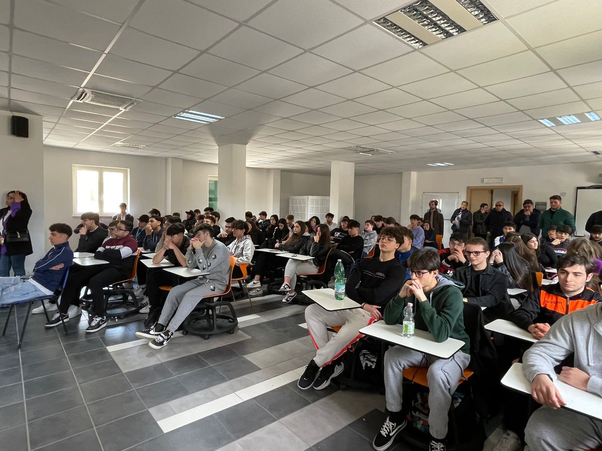 SMAF2022's tweet photo. Oggi, giornata impegnativa, ma molto formativa per  il team SMAF❗️
♟️Questa mattina abbiamo partecipato al seminario “Legalità tra i banchi di scuola” il problema della malavita, presentando il nostro progetto “Gioco legale e responsabile”. Grazie mille per l’opportunità che ci https://t.co/tv4K6Wfbdc