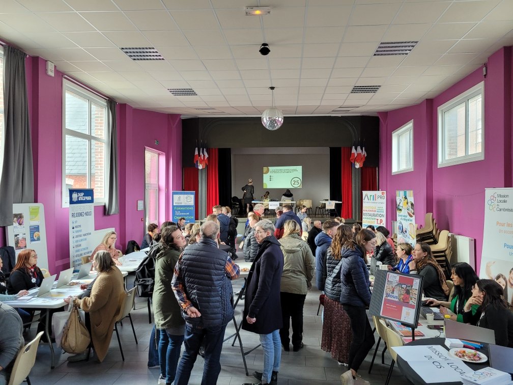 JasniakSandrine's tweet photo. #AvecPoleEmploi et la @CA2C, participation au #RuralJobTour à #Maretz aux côtés des partenaires de l'emploi et d'entreprises comme @qarsonfr pour aller au devant du public https://t.co/mp2yrABbhj