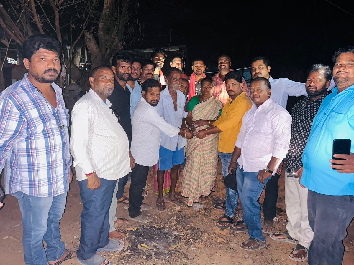 Sunil07497952's tweet photo. రాజమండ్రి రూరల్ శాటిలైట్ సిటీ గ్రామం B బ్లాక్ లో ప్రమాదవశాత్తు కాలిపోయిన నల్లి లక్ష్మీ గారు వాడబోయిన పైడితల్లి ఇరువురి ఇంటి బాధితులకు స్థానిక జనసేన పార్టీ నాయకులు శాటిలైట్ సిటీ గ్రామ కమిటీ మండల కమిటీ మరియు డి బ్లాక్ జనసైనికులు ఆర్థిక సహాయం చేసి వారికి భరోసా ఇవ్వడం జరిగింది https://t.co/dLpbxkTvuW