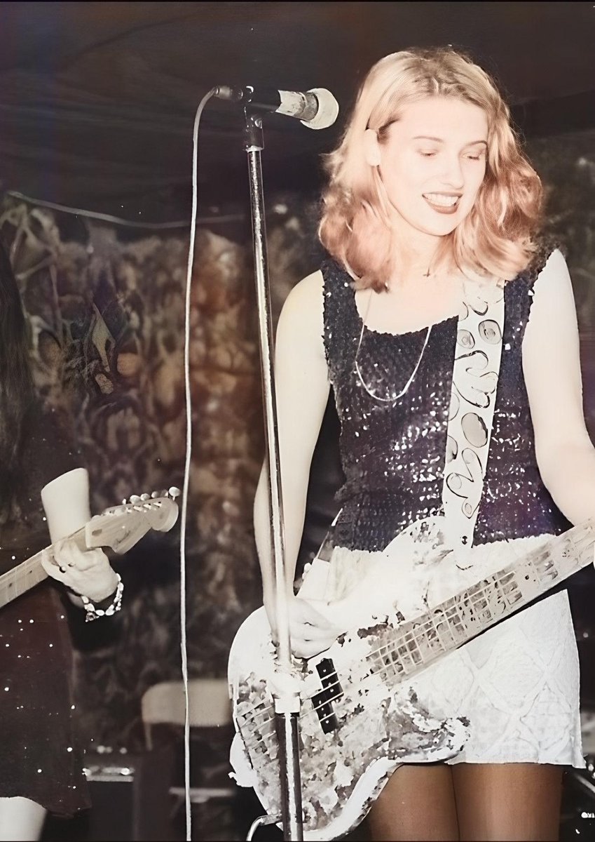 BanglesGirl11's tweet photo. Since people keep loving these Annette pics, here is some of her through the years.....#AnnetteZilinskas #Bangles #BloodOnTheSaddle #WeatherBell #Medicine #3HolePunch #Actress #Author #SimpsonsAnimationProducer https://t.co/pL2inrKxhZ