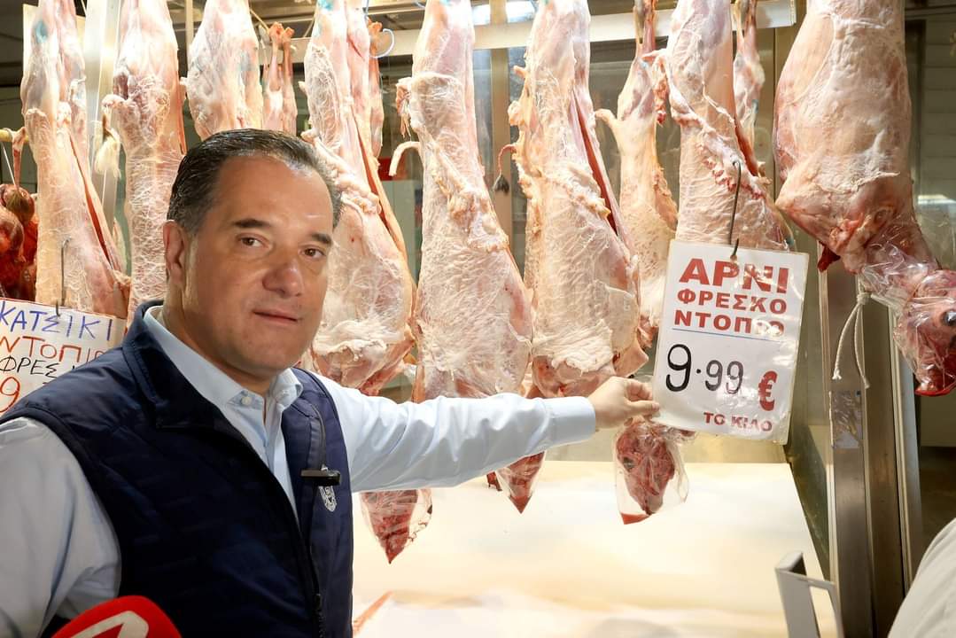2Cowman57's tweet photo. ...δεξιά φώτο κάτω στον πάγκο......😂😂😂😂😂😂😂😂😂😂😂. https://t.co/5N0mDiO4Dq