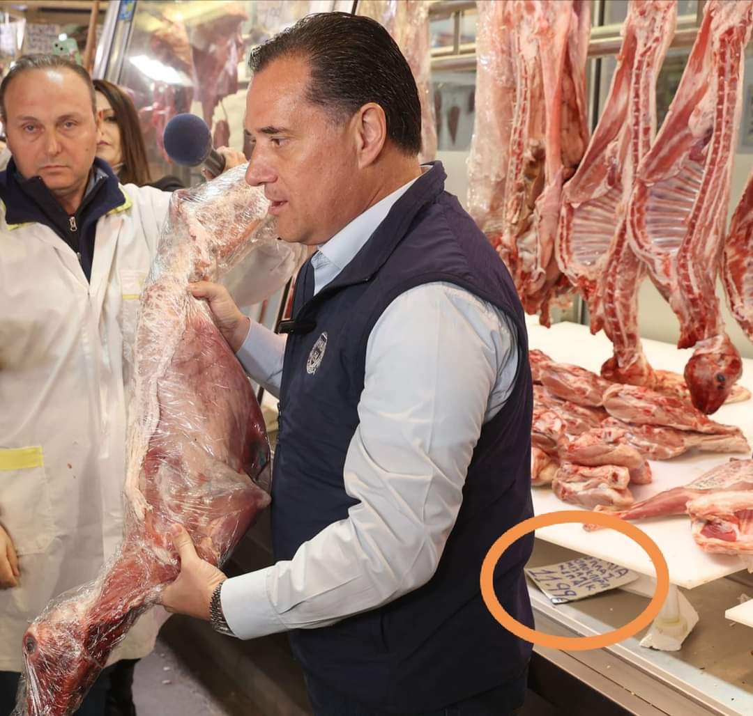 2Cowman57's tweet photo. ...δεξιά φώτο κάτω στον πάγκο......😂😂😂😂😂😂😂😂😂😂😂. https://t.co/5N0mDiO4Dq
