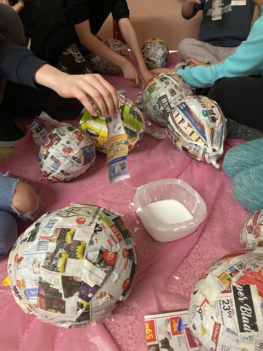 ms_bowersclass's tweet photo. Room 22 is working hard on creating their paper mache flying creatures. We will be showcasing them at our learning assembly May 1. https://t.co/NgYzdcKQFw