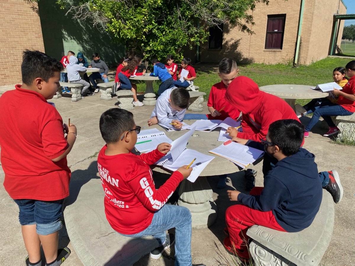 Mrs. J. Torres 3rd Grade Class working on reading strategies through science content while enjoying this beautiful day. 💛🐻💚