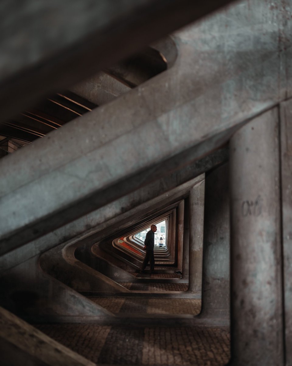 A lot on his shoulders.
#streetphoto #streetphtography #lisbon