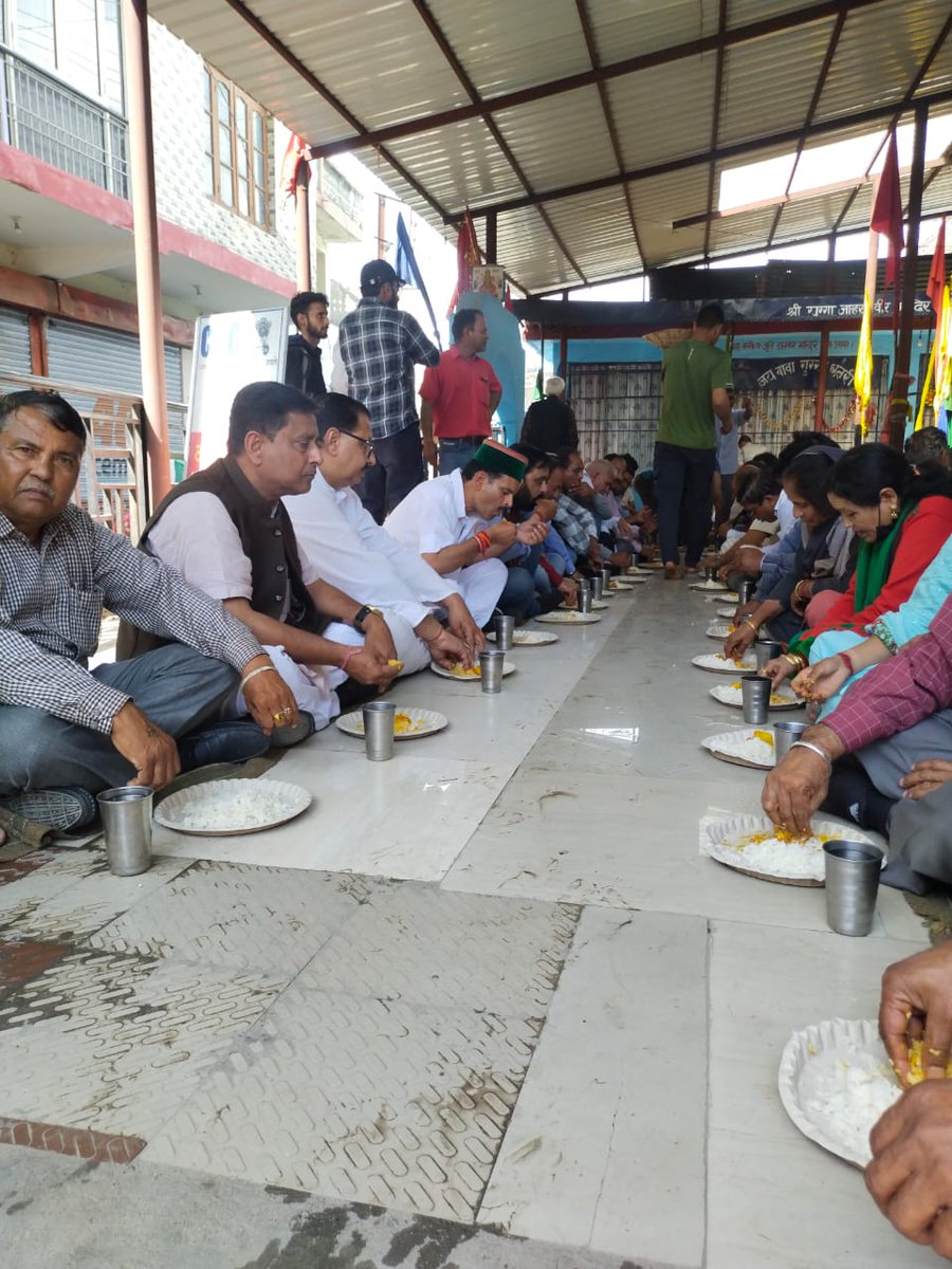 SanjaySDutt's tweet photo. Enjoyed lunch with #Sullah #Congress family, after the 'Jai Bharat Satyagraha'. 
It's indeed a great feeling of togetherness doing so. https://t.co/vmME9ofCrV