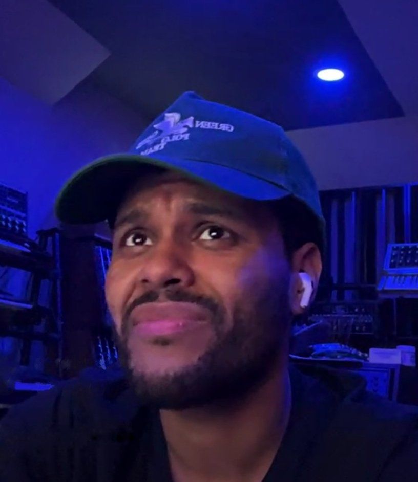 Xotwod9000000's tweet photo. Me when I hear someone that doesn’t like The Weeknd: https://t.co/fKcg9wJ32J
