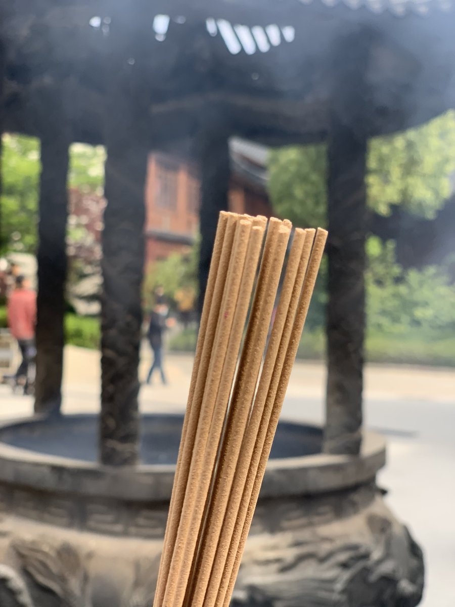 dayer_chen's tweet photo. 前几天去了上海玉佛寺，写了首关于玉佛寺的诗歌。个人最喜欢的两句是：���我把欲��焚烧在香火里，还有那暗无天日的爱恋”。你喜欢吗？ https://t.co/fOeoau2OI7