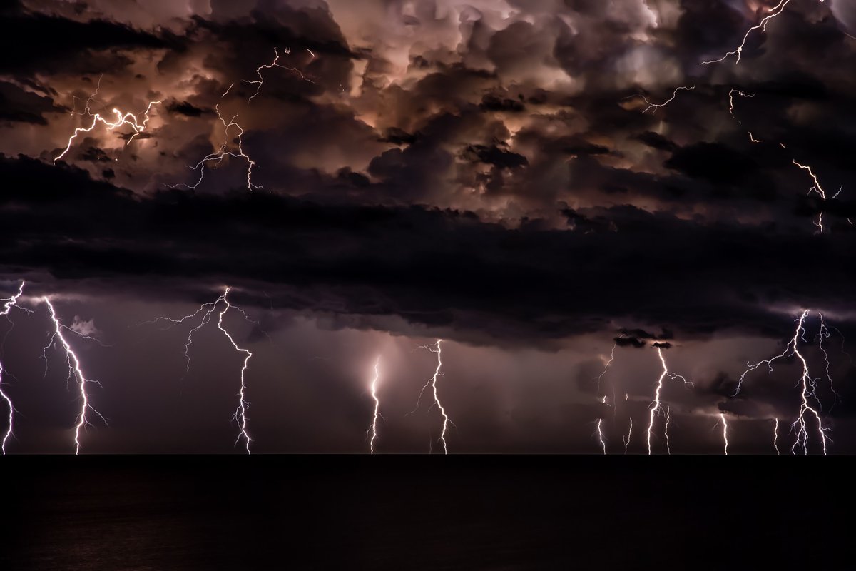 Did you know that there's a place in Venezuela where lightning strikes 280 times per hour, 160 nights a year?

Catatumbo lightning ⚡️

It's one of the most electrifying places on Earth, and it's called Lake Maracaibo.

📍Lake Maracaibo, Venezuela

🧵 1/7

#NaturalPhenomena