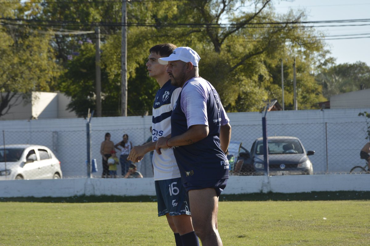 FutbolClubBunge's tweet photo. Nacer y crecer Tambero.

Jugar todas las divisiones, disfrutando el camino, el juego, los amigos y del club, pero siempre con un mismo sueño en el horizonte. 
Se ganó el puesto y logró su primer gol en la primera división del club de sus amores.

El camino de Valentin Fervari. https://t.co/tTqTaY6V9B