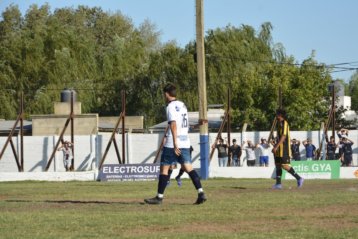 FutbolClubBunge's tweet photo. Nacer y crecer Tambero.

Jugar todas las divisiones, disfrutando el camino, el juego, los amigos y del club, pero siempre con un mismo sueño en el horizonte. 
Se ganó el puesto y logró su primer gol en la primera división del club de sus amores.

El camino de Valentin Fervari. https://t.co/tTqTaY6V9B