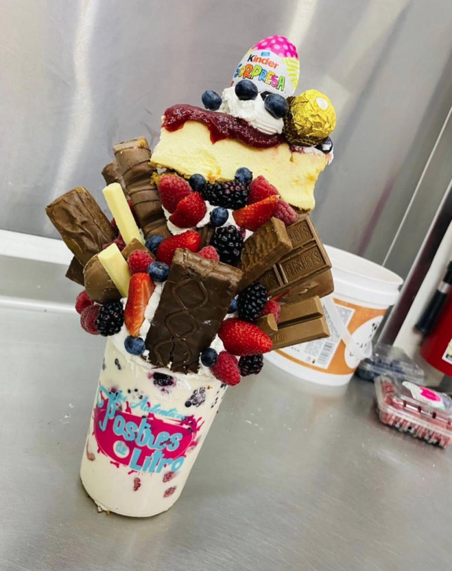 DONDEIRweb's tweet photo. Tú, yo, un postrecito de un litro, no sé, piénsalo… 🥰  Lánzate a Postres de Litro un lugar en CDMX donde son muy grandes, sabrosos y bien preparados 😋 https://t.co/OhYkm3rAFS https://t.co/0IBxvqxsYD