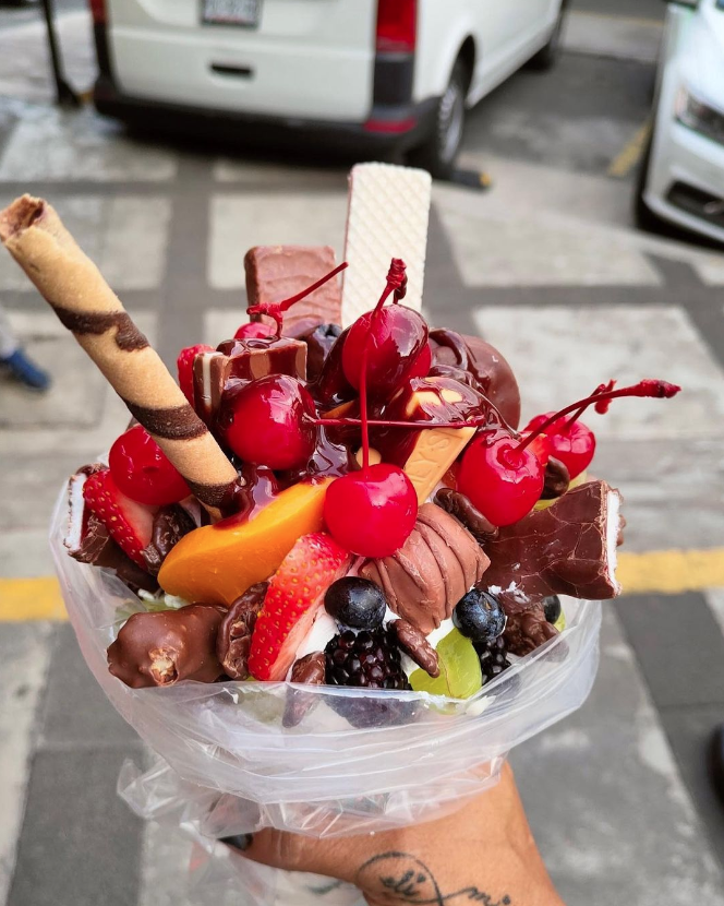 DONDEIRweb's tweet photo. Tú, yo, un postrecito de un litro, no sé, piénsalo… 🥰  Lánzate a Postres de Litro un lugar en CDMX donde son muy grandes, sabrosos y bien preparados 😋 https://t.co/OhYkm3rAFS https://t.co/0IBxvqxsYD