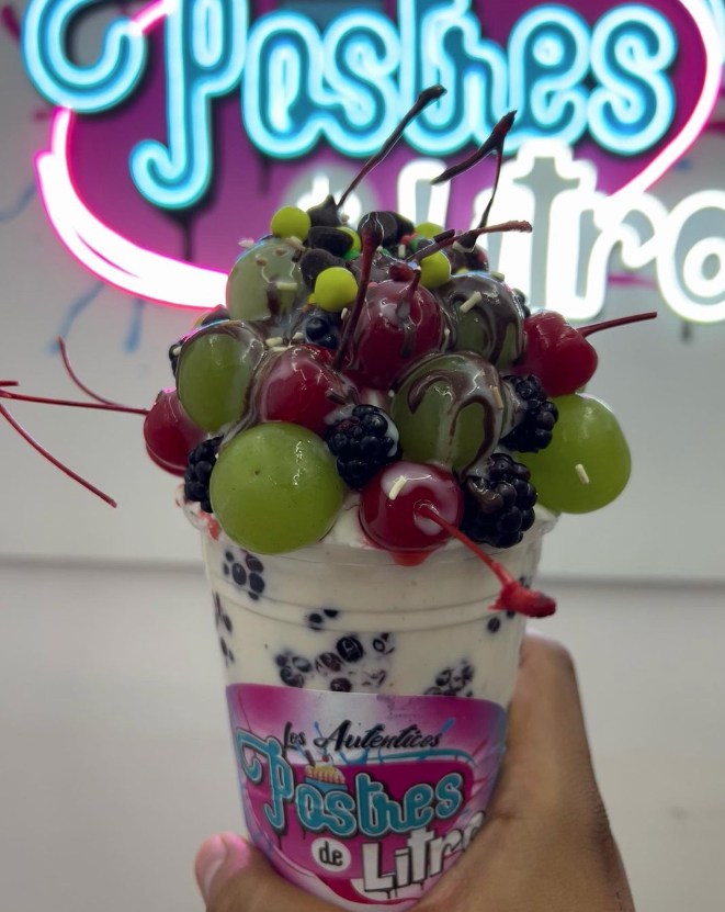DONDEIRweb's tweet photo. Tú, yo, un postrecito de un litro, no sé, piénsalo… 🥰  Lánzate a Postres de Litro un lugar en CDMX donde son muy grandes, sabrosos y bien preparados 😋 https://t.co/OhYkm3rAFS https://t.co/0IBxvqxsYD
