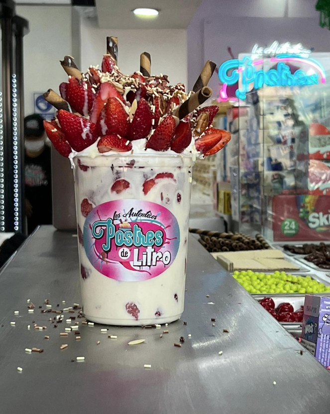 DONDEIRweb's tweet photo. Tú, yo, un postrecito de un litro, no sé, piénsalo… 🥰  Lánzate a Postres de Litro un lugar en CDMX donde son muy grandes, sabrosos y bien preparados 😋 https://t.co/OhYkm3rAFS https://t.co/0IBxvqxsYD