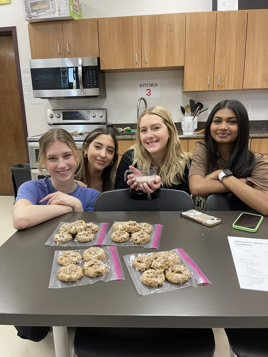 ms_medley's tweet photo. Intro to Culinary: Dessert Day! Here’s some photos from 1st period. https://t.co/aqXhw2Ogug