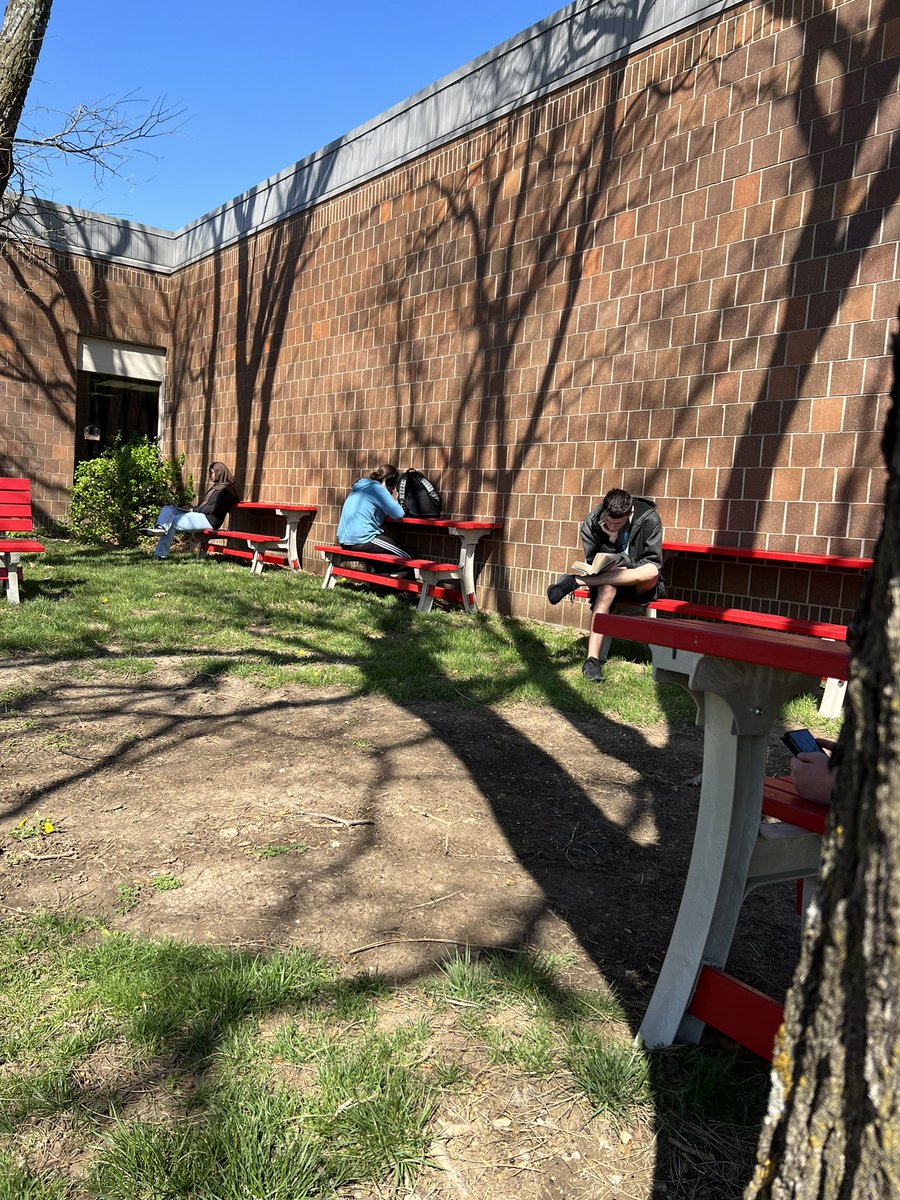 Today is a GREAT day to be a GRIFFIN! 

Future Winnetonka Environmental Science Lab being cleaned up by our districts awesome crew. 

@TonkaNation booster club grant convertible benches = great outdoor classroom taking shape. 

Thank you @NKCSchools and Tonka Booster Club!