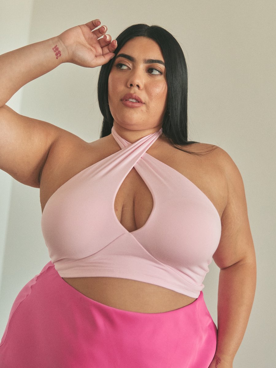 OgLakyn's tweet photo. There’s a small, woman owned brand that makes cupped tops and bodysuits in a bunch of styles up to 3X! It’s called Klassy Network (their stuff is around the Uniqlo price on Poshmark and ThredUp too) https://t.co/ptU9JzmZfv