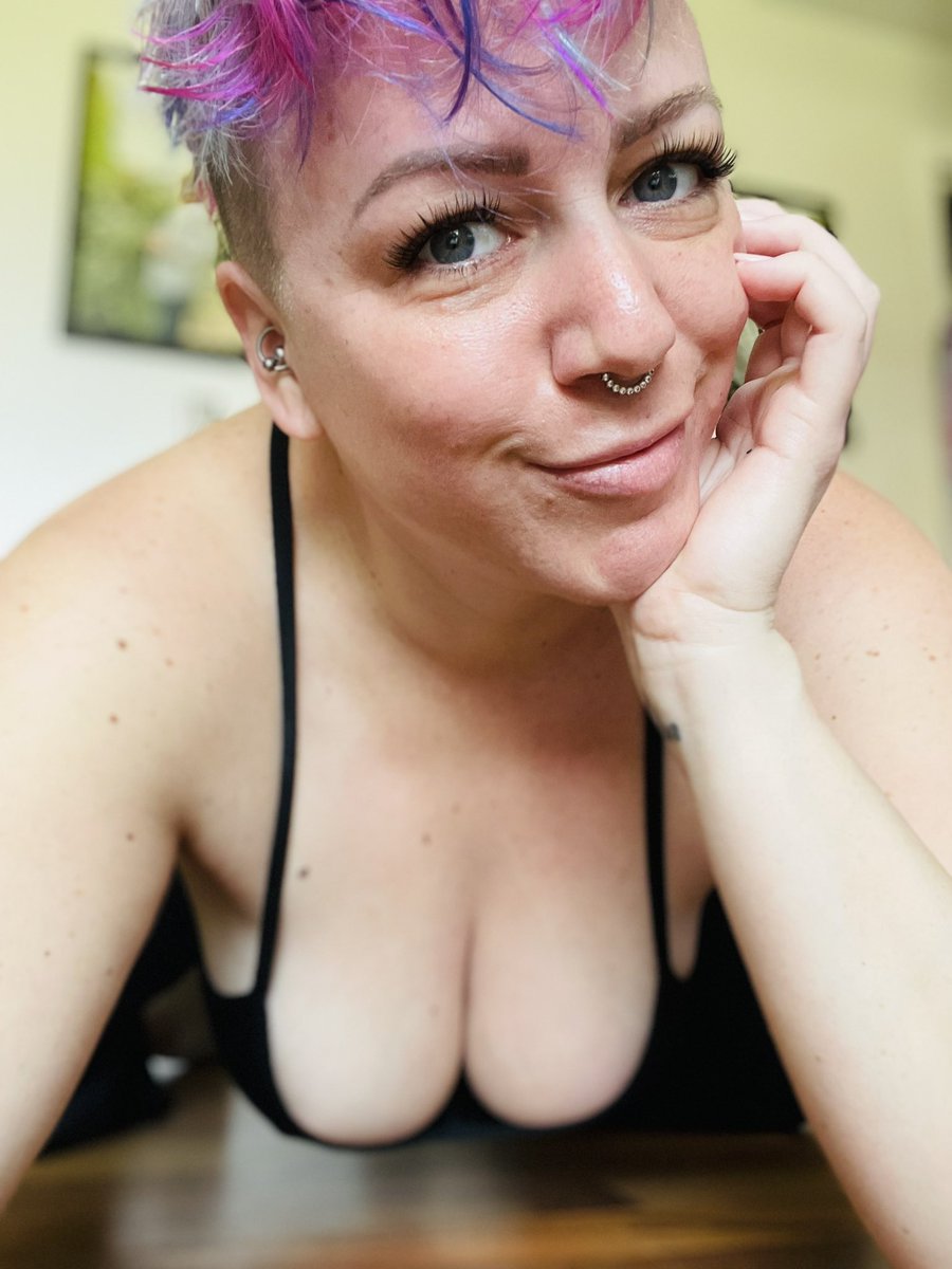 mohawkgoddess84's tweet photo. It’s hump day and I’m already on the floor on my knees…
#humpday #milf #swinger #onlyfansbabe #flirtingwithagirl #bifemale #curvy #cleavage #freshoutoftheshower https://t.co/IlfhdqiD2i