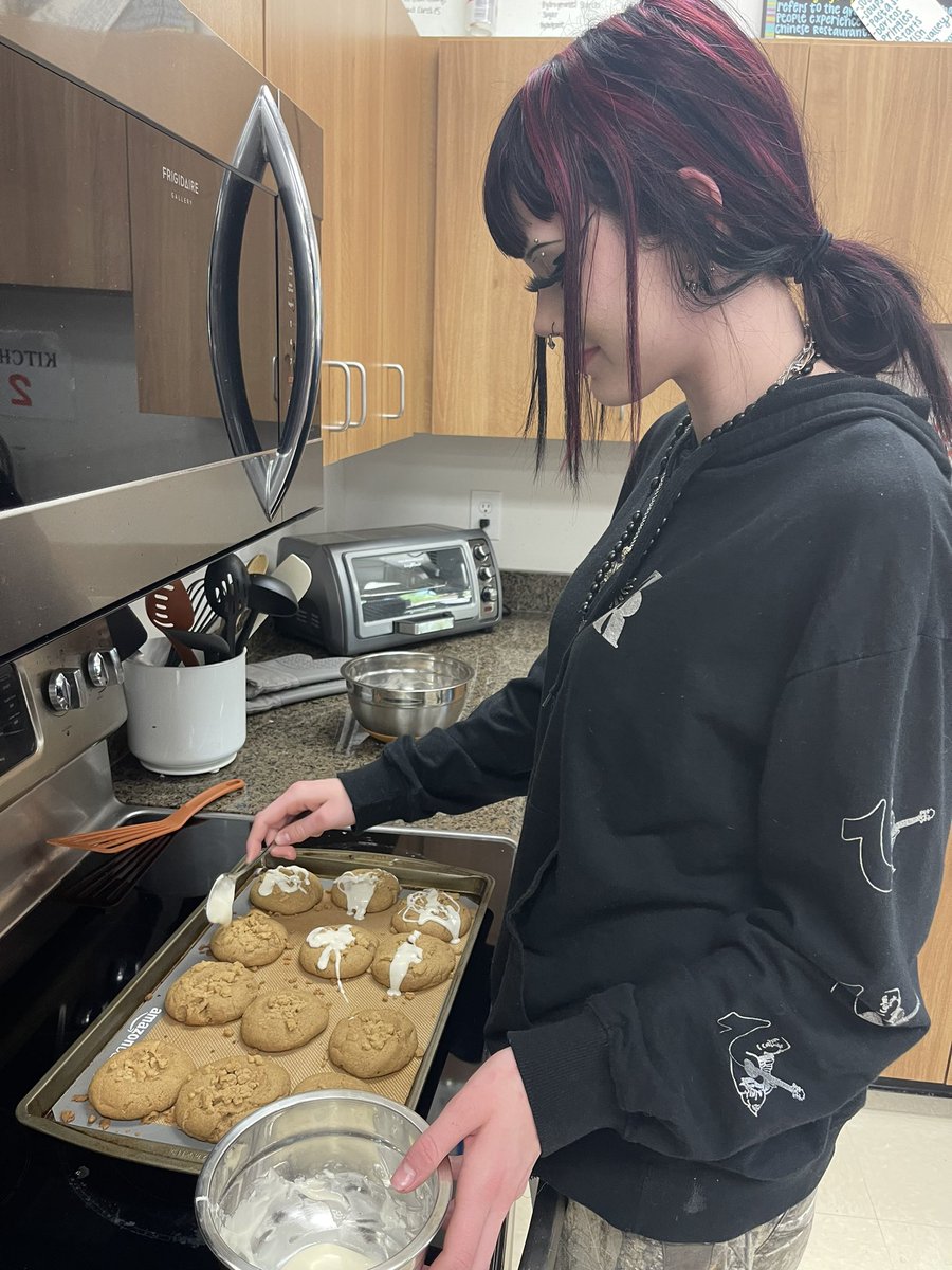 ms_medley's tweet photo. Intro to Culinary: Dessert Day! Here are some photos from period 2! https://t.co/SjgDMOWxlK