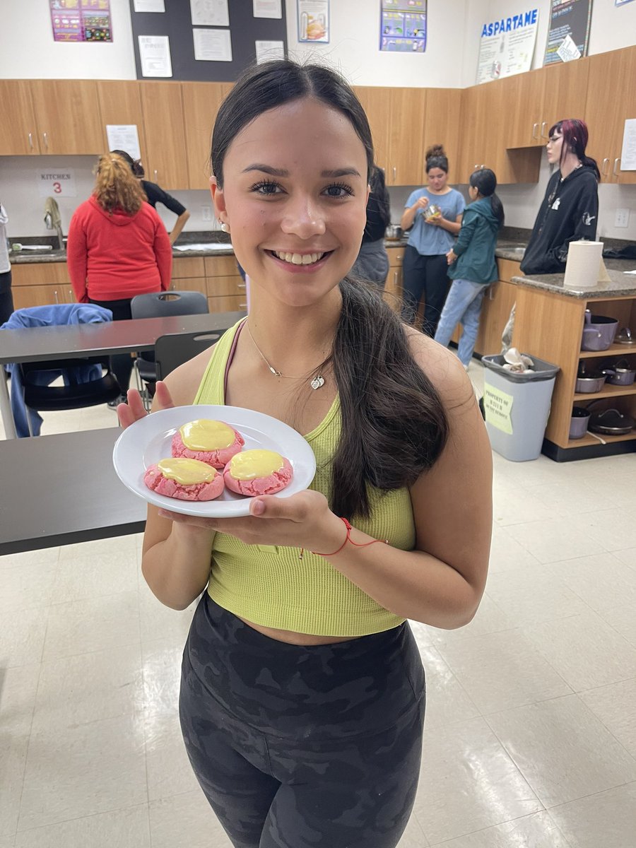 ms_medley's tweet photo. Intro to Culinary: Dessert Day! Here are some photos from period 2! https://t.co/SjgDMOWxlK