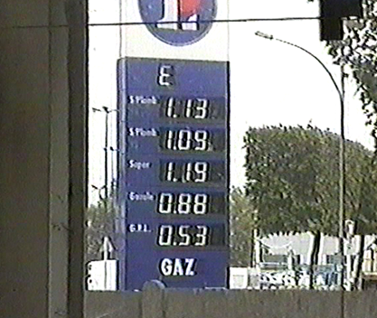 GlauqueLand's tweet photo. Capture d'une vieille visite urbex de 1999, je sais pas pourquoi j'ai zoomé dehors sur les prix de l'essence, oui je sais que y'a l'inflation et tout et tout, mais rhaaaa des prix comme ça fait rêver... #camescope https://t.co/36wKLUYTkW