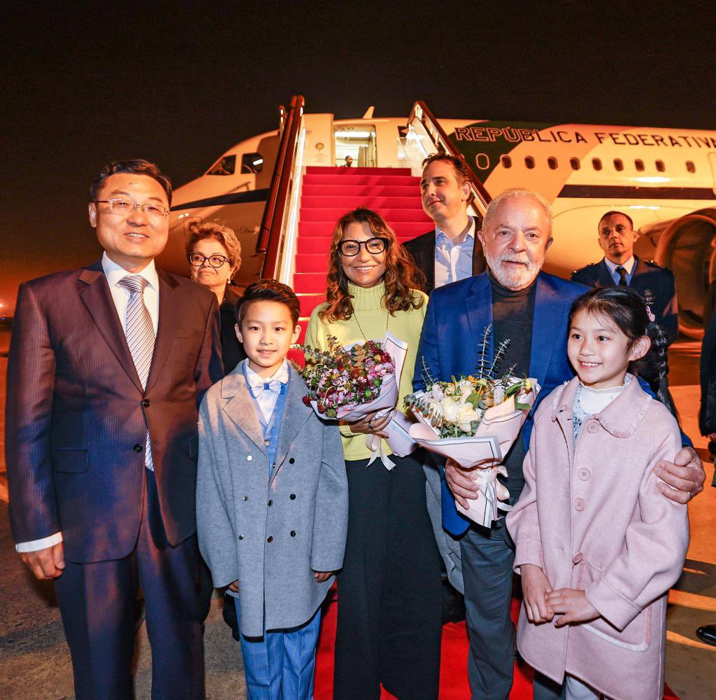 govbr's tweet image. O presidente @LulaOficial chega à China e é recebido com flores no aeroporto, em Xangai. 

A viagem faz parte da reconstrução das relações internacionais do novo governo brasileiro. 🇧🇷🇨🇳

📷 @ricardostuckert