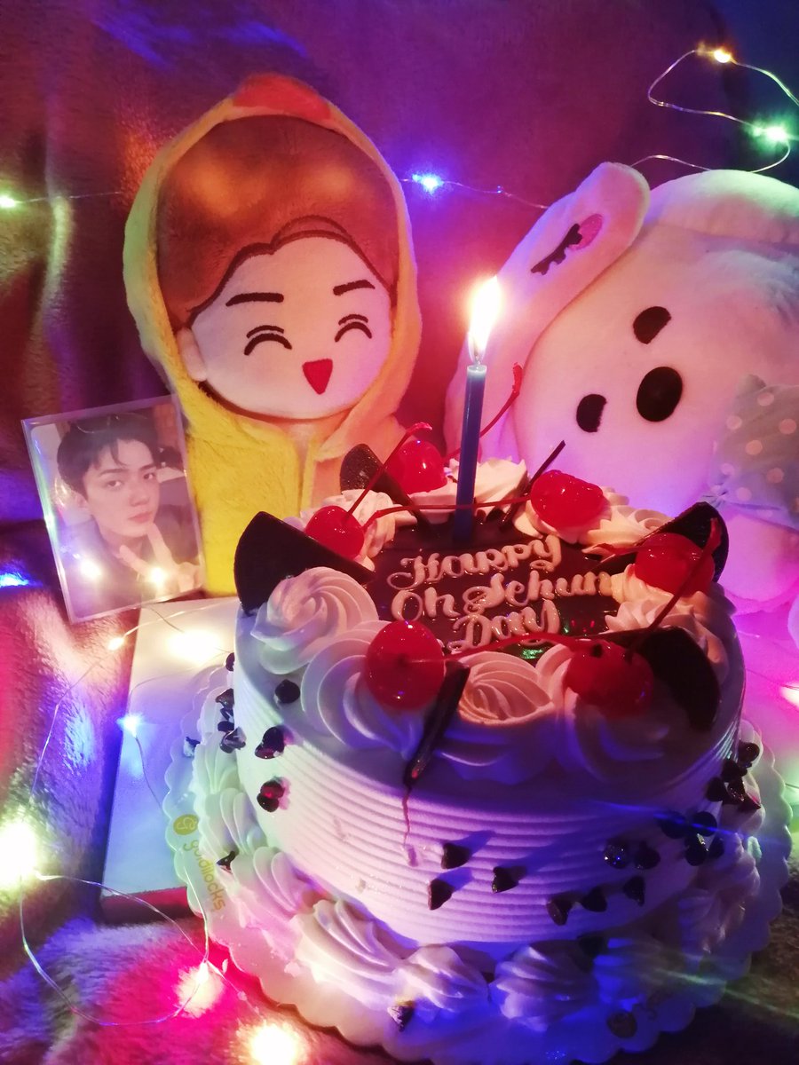 My Sehun doll looks so happy with his cake, Happy Birthday Sehunie 😘😘🎂🎉💐❤️

#30thSpringWithSEHUN
#HappySEHUNDay
#세훈이의_30번째_봄바람