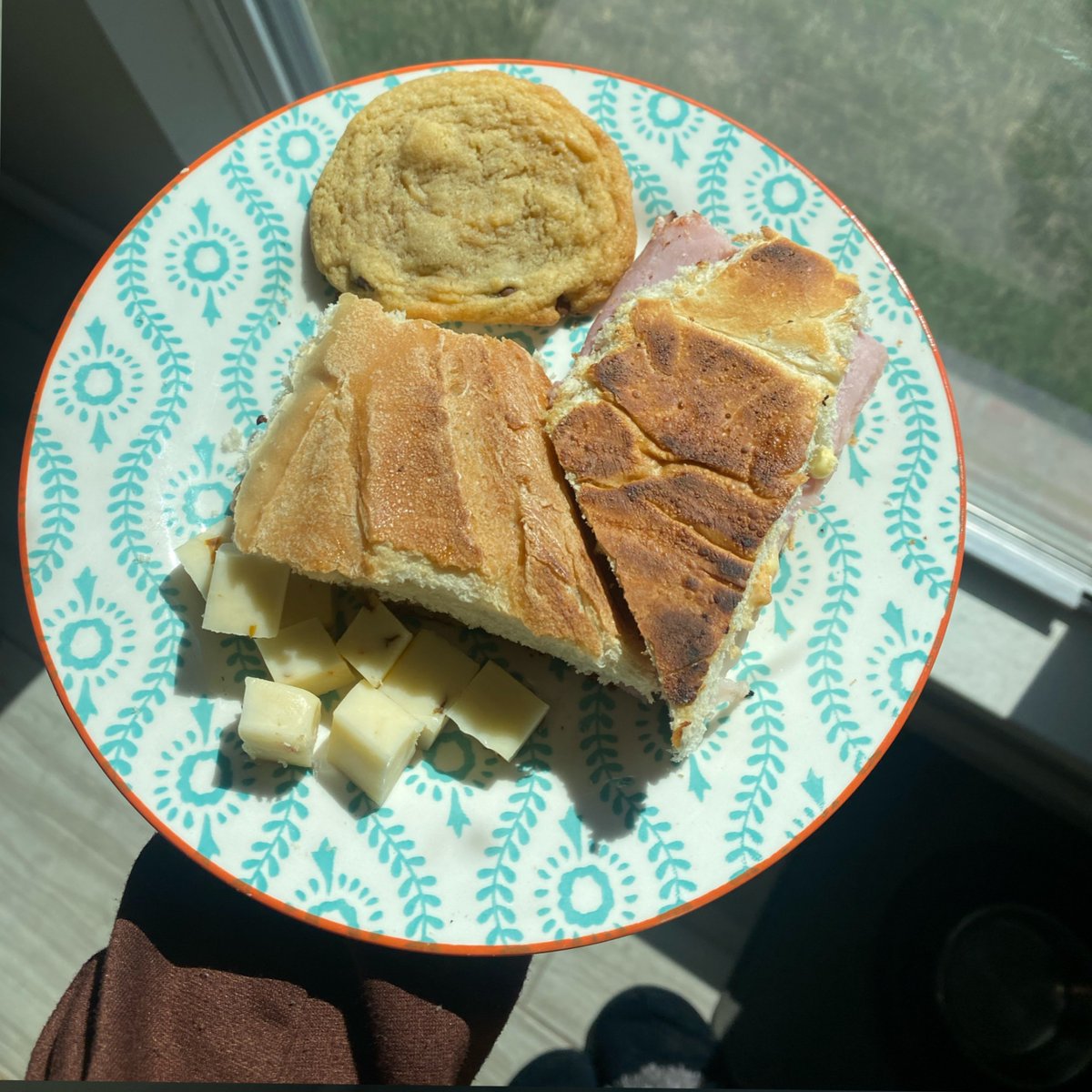 redvelvetsully's tweet photo. i’ve never seen this meal before https://t.co/93wyalZueA