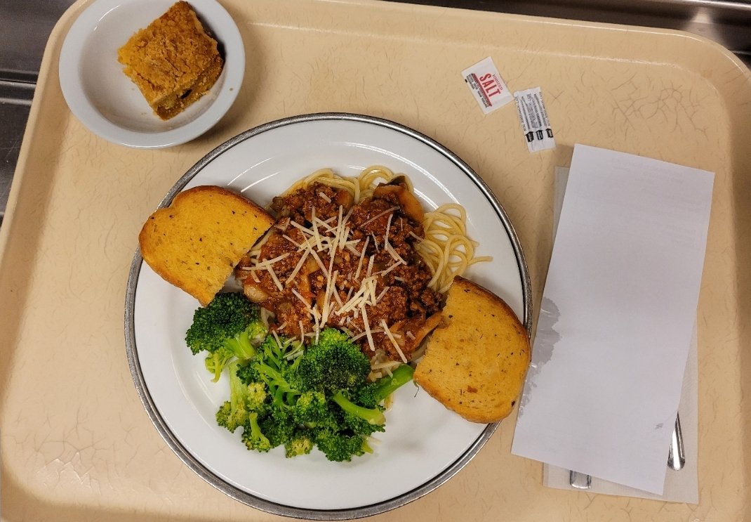 BuildUpRDNs's tweet photo. here are some hospital food trays from Washington state in US...hospitals are not restaurants or hotels so #StopFoodShaming
In many cases pts, depending on their dietary restrictions/condition/appetite, can make different selections & substitutions. https://t.co/TyNiS5WaBV