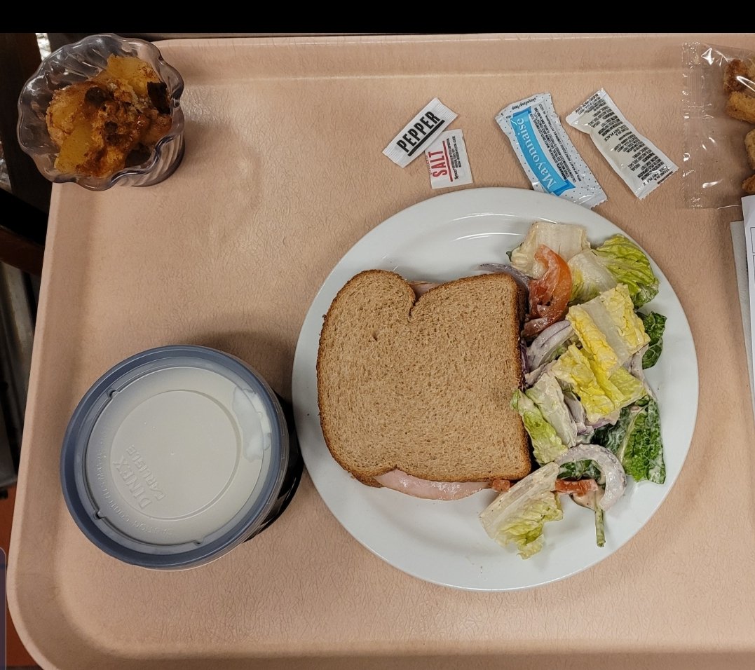BuildUpRDNs's tweet photo. here are some hospital food trays from Washington state in US...hospitals are not restaurants or hotels so #StopFoodShaming
In many cases pts, depending on their dietary restrictions/condition/appetite, can make different selections & substitutions. https://t.co/TyNiS5WaBV