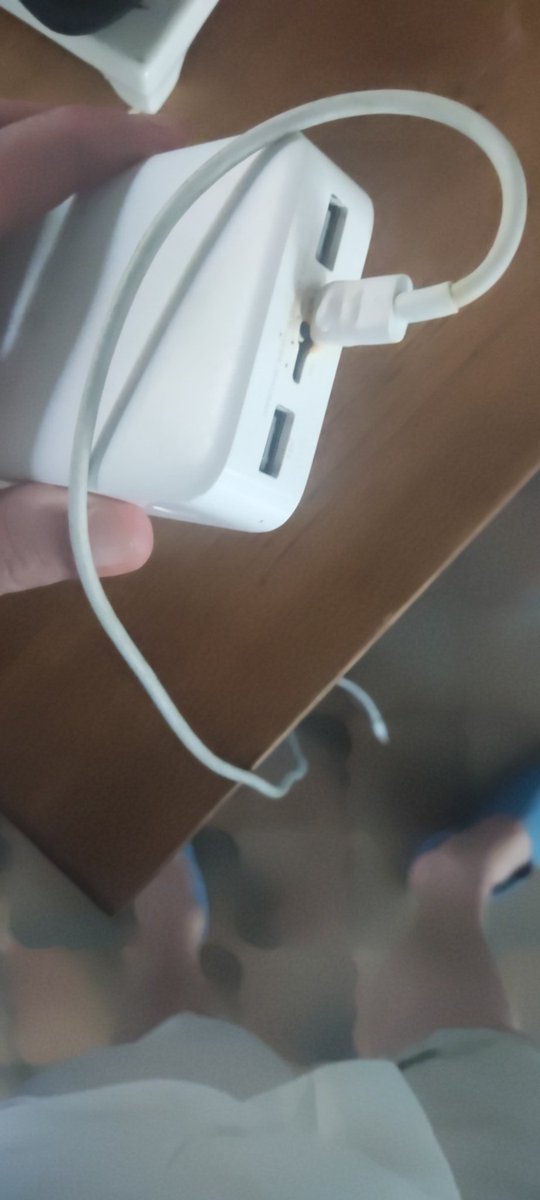 callme2217's tweet photo. Dites @XiaomiFrance c est normal ça?! Bank #xiaomi chargeur et câble #xiaomi ?? https://t.co/jUaaSoZzFU