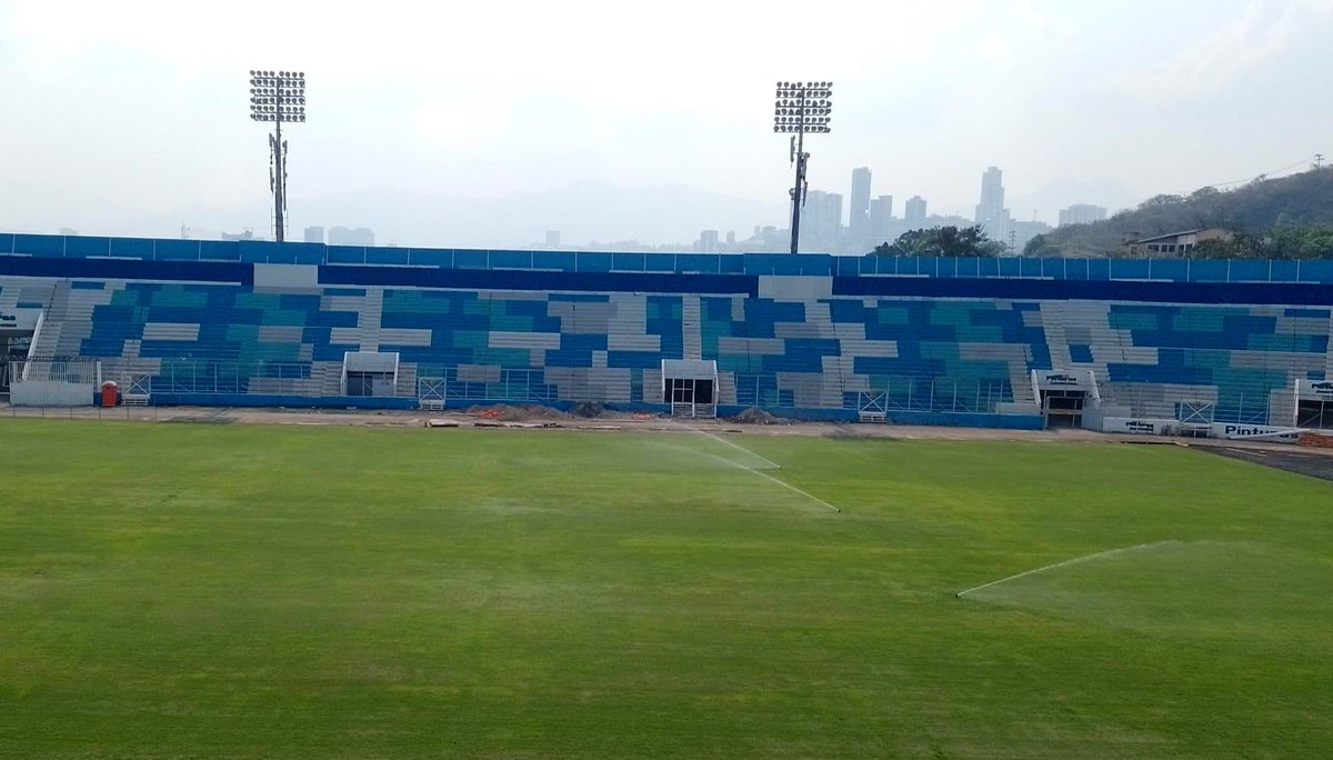 JorgeRdeportes's tweet photo. Cancha nueva , cancha hibrida. Ya no habrá excusas para no practicar un buen fútbol en los juegos de la liga nacional. Ahora bien .. ¿ Y la integridad física del aficionado que paga su boleto de Sol ? Lo pregunto porque esas graderías están fisuradas y maquilladas con láminas y pintura. ¡ Siguen siendo Unas Ruinas !