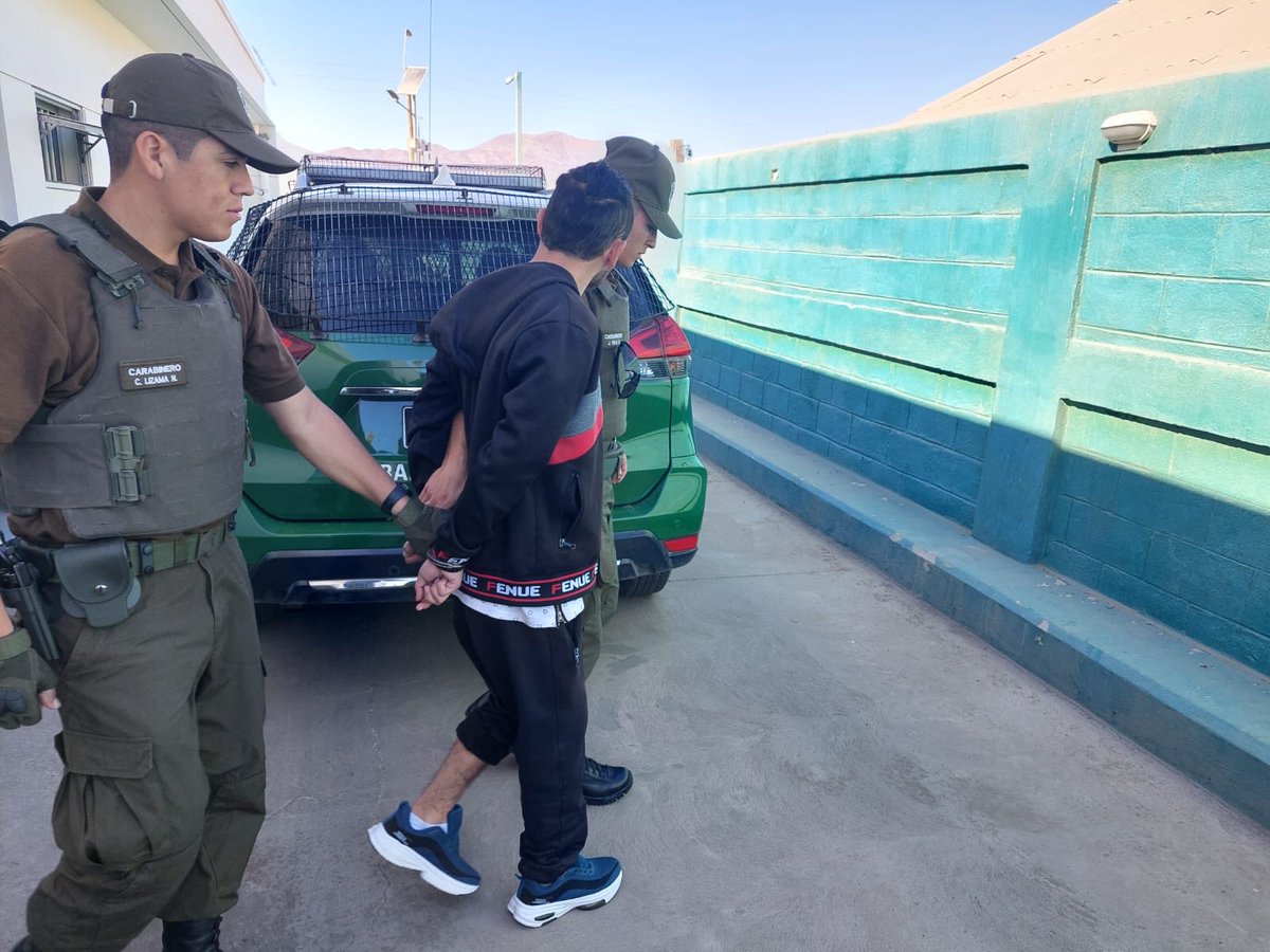 CarabIIIRegion's tweet photo. Carabineros Subcomisaría #DiegodeAlmagro detuvo hombre adulto que mantenía orden vigente, por el delito de porte de arma cortante emanada del Juzgado de Garantía de la comuna. El infractor de ley tiene diferentes detenciones por delitos de receptación, lesiones y daños. https://t.co/q0DCiaFrud