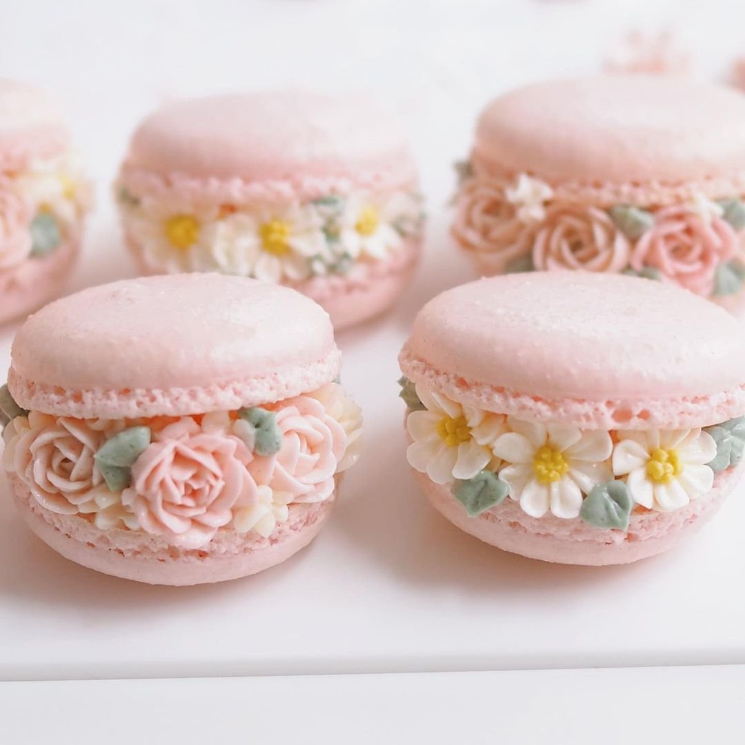 daily_dolce's tweet photo. Flower macarons by sakura_bloom_sweets https://t.co/mPTKQFcJ9Y