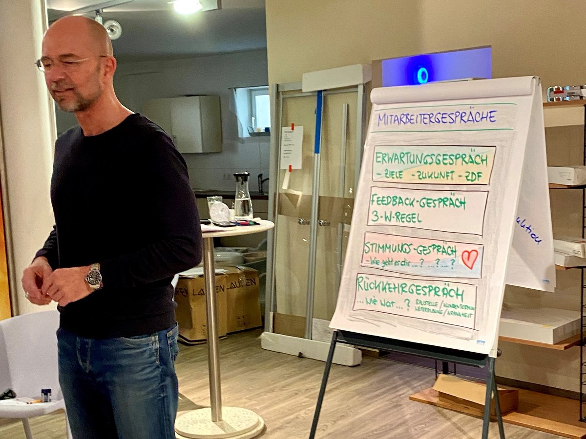 Ende März war der erfolgreiche Kommunikationstrainer und Keynote-Speaker Holger Jo Scholz zu Besuch in unserer Firma und schulte unsere Führungskräfte und Teamleiter über das Thema „Mitarbeiterführung“. #mitarbeiterführung #schulung

kohl-online.de/2023/04/04/sch…