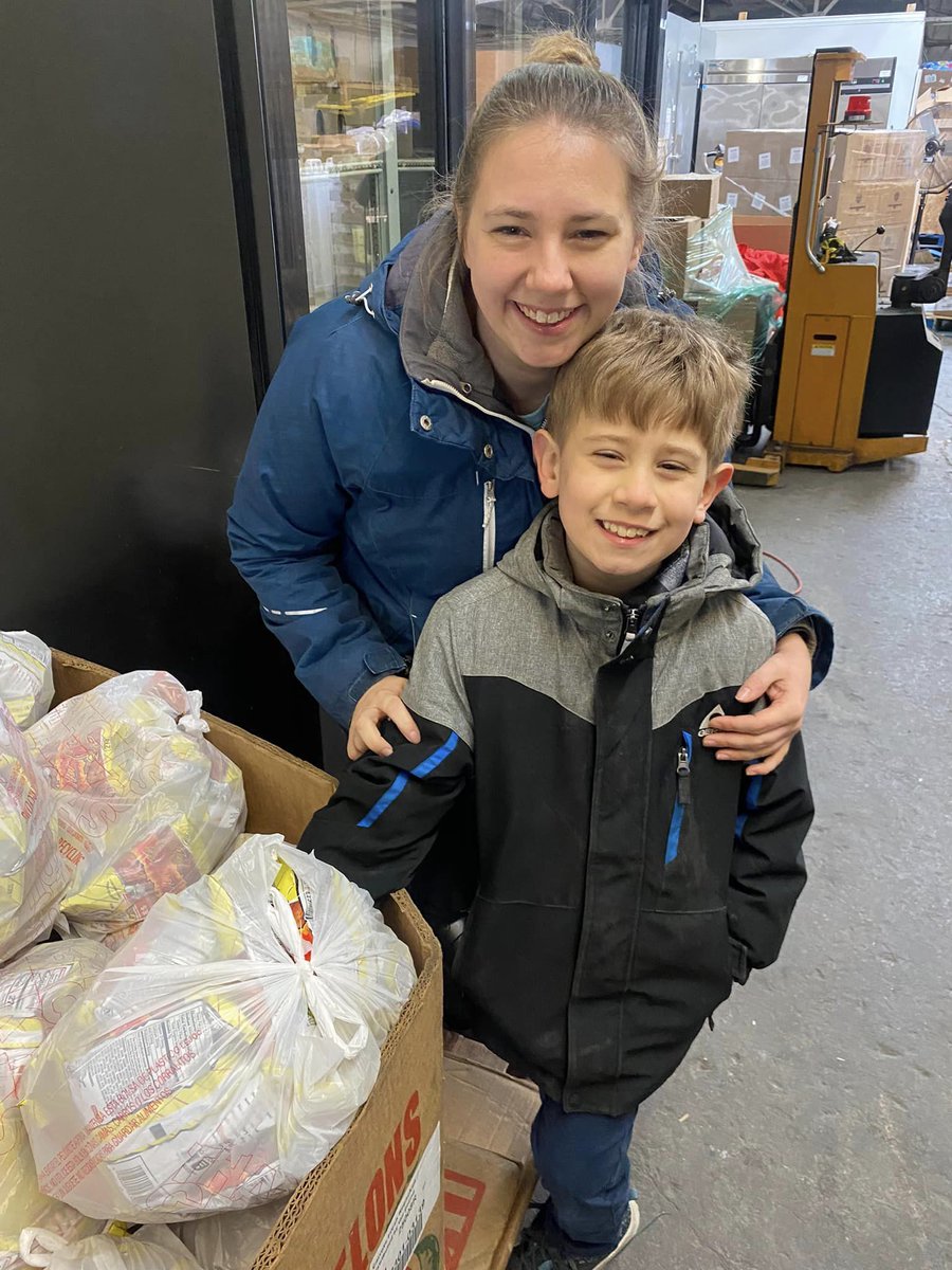mlmkc's tweet photo. Each month MLM hands out commodity boxes, pantry boxes, and fresh produce to over 300 low-income seniors. We can always use an extra pair of hands during Senior Box Week! If you are interested in volunteering contact Rebecka at rebeckanoel@mlmkc.org #mlmkc #volunteering https://t.co/YHVKXNnWxz