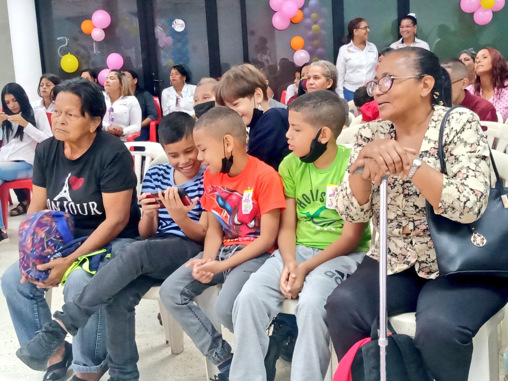 #Ahora|| Con júbilo y alegría los trabajadores de @FrnsEdobolivar en compañía de instituciones hermanas y pacientes, celebran desde Mundo Sonrisa, su decimoquinto aniversario brindando atención a los niños, niñas y adolescentes en condiciones especiales.

#TibisayGuerreraDeLuz