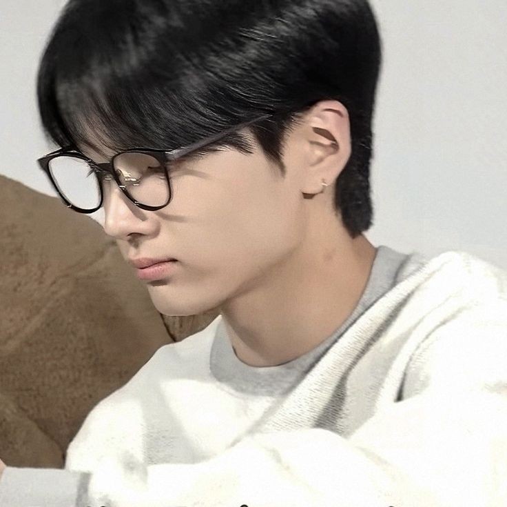jho1na_'s tweet photo. Curse
— a jaywon au

Winston (yjw)—a school radio host that is known for having this 'curse' in love—received a confession letter from someone who admires him on his own confession segment. https://t.co/OJUTieMluA