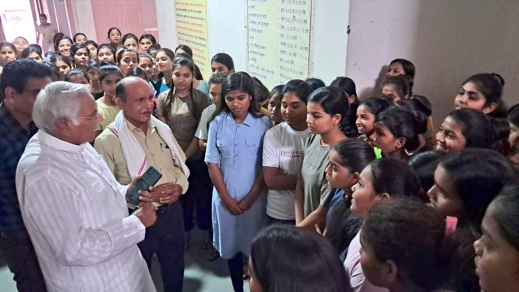 नर्मदापुरम स्थित ज्ञानोदय छात्रावास में छात्राओं के साथ मारपीट करने का विषय संज्ञान में आते ही छात्रावास पहुंचकर छात्राओं से मुलाकात कर बातचीत की एवं उन्हें आश्वस्त किया कि उन्हें किसी से भयभीत होने की आवश्यकता नहीं है, उनके लिए हम सदैव उपस्थित हैं।