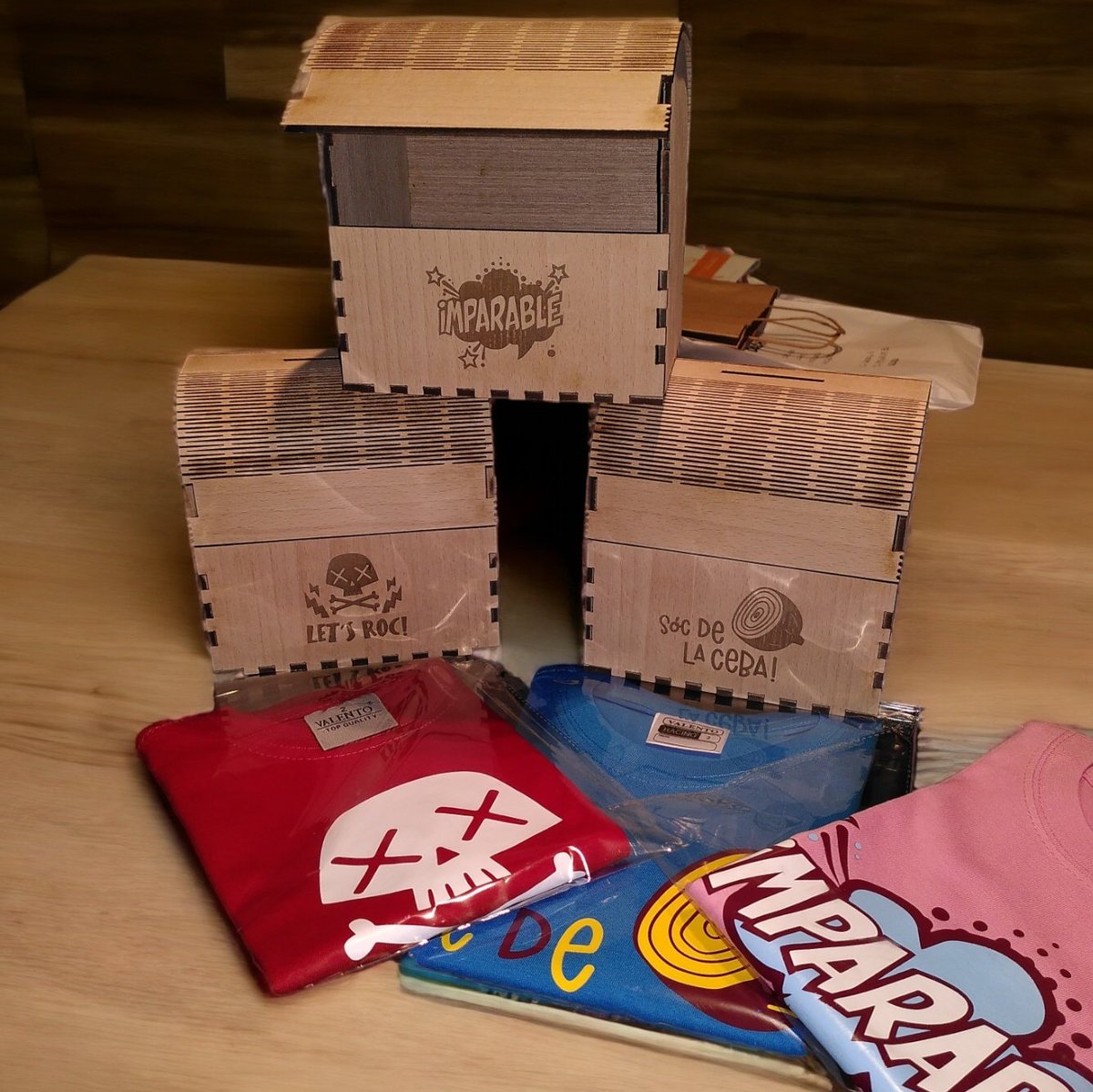 Una manera original d'entregar un regal pot ser amb una caixa perdonalitzada en fusta. A <a href="/klaab_fablab/">Klaab SCCL</a> podeu fer caixes a mida i de diferents models totalment personalitzades. I si a sobre, va acompanyada d'un bon disseny això queda 🔝. Disseny dels logos onetree.design